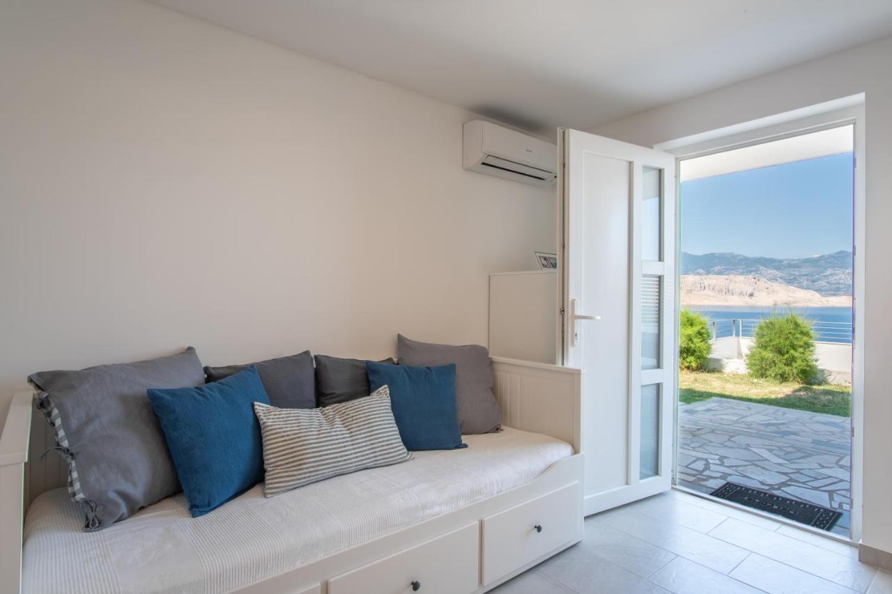 A White Cliffside Studio Pag Town Dış mekan fotoğraf
